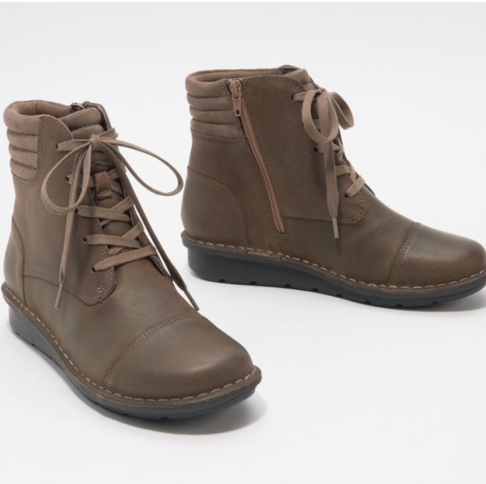 Size 9 WIDE Clarks Ankle boots